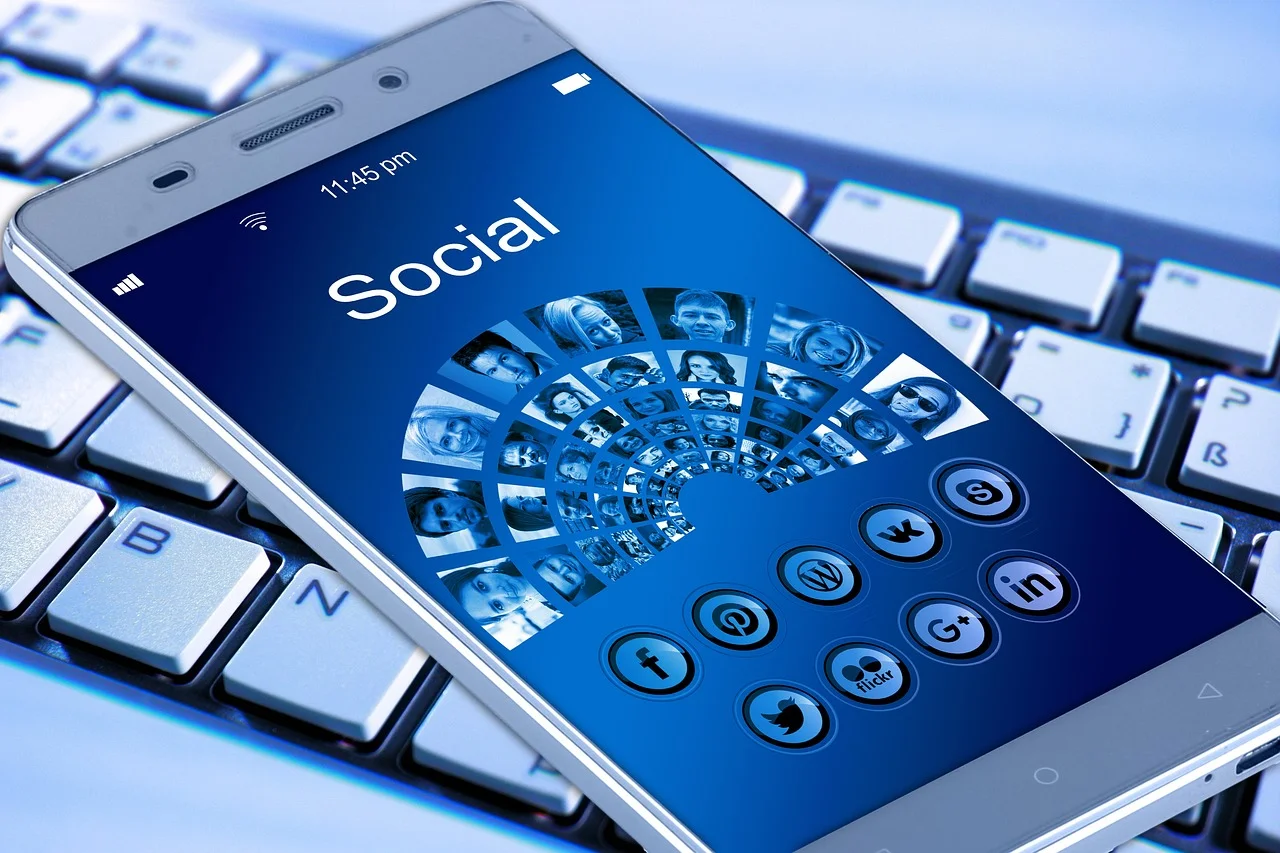 Cum să gestionezi hărțuirea online și comentariile negative pe social media
